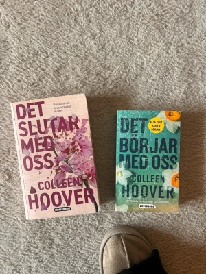 Colleen Hoover - Det slutar/Det börjar med oss - Två skönlitterära böcker av Colleen Hoover: 'Det slutar med oss' samt 'Det börjar med oss. Båda är pocketböcker med tydliga titlar och modern design, perfekta för dig som gillar romantik och drama.