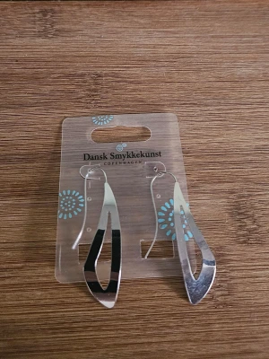 Örhängen DNSK Copenhagen - Vackra örhängen i 925 sterling silver från Dansk Smykkekunst Copenhagen i nyskick. Ca 5 cm långa.