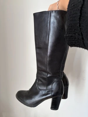 Svarta stövletter  - Svarta stövletter i storlek 36. Ingen aning om märke då de är köpa second hand ☺️Använda som man ser på bilderna. 