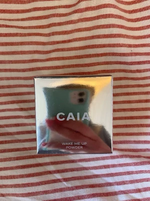 CAIA Wake Me Up Powder Rhubarb - Öppnad men ej testad!! En rosa nyans, CAIA Wake Me Up Powder i nyansen Rhubarb kommer i en snygg, spegelblank fyrkantig förpackning. Perfekt för att ge ansiktet en fräsch och naturlig look. Pudret är lätt att applicera och passar dig som vill ha en fräsch finish.