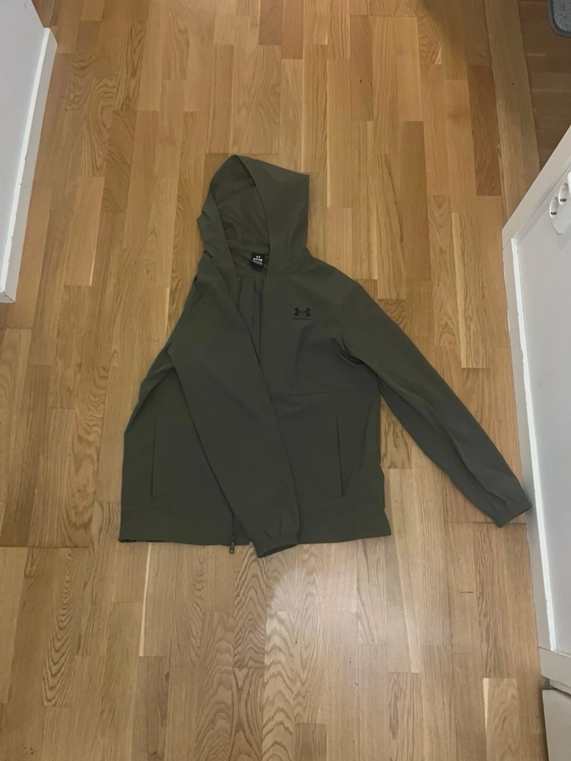 Olivgrön vindjackan från Under Armour