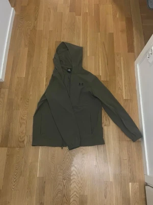 Olivgrön vindjackan från Under Armour - Tja! Säljer denna feta olivgröna jackan från Under Armour. 