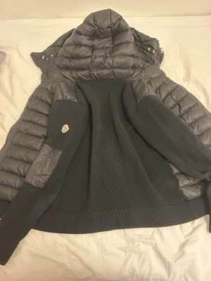 Moncler Cardigan - Moncler cardigan som jag nästan aldrig använt,  jätte fin jacka som ny! NFC fungerar.