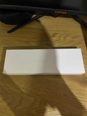 Apple Watch i originalförpackning - Apple Watch i vit originalförpackning. Klassisk och stilren design från Apple, perfekt för dig som vill ha koll på både träning och notiser direkt på handleden. Förpackningen är av hård kartong med diskret Apple-logga.