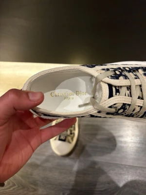 Sneakers - Säljer nu dessa snygga låga sneakers med det klassiska oblique-mönstret. Skorna har gummisulor, vita snören och en tydlig logga på plösen. Ovandelen är i canvas med en exklusiv känsla och trendig design