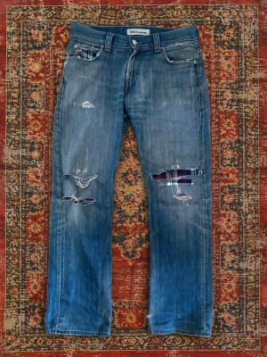 Levi's 506 - Säljer dessa feta Levis 506 jeansen. Rak/bootcut passform som lägger sig najs över skorna. De är patchade vid knät och inuti fickan med flanell, vilket jag tycker skapar karaktär till jeansen.  Storlek, 32/32. Hänvisa till mått: Midja 41cm  Längd 104cm  Benöppning 23cm  +/- 1cm!