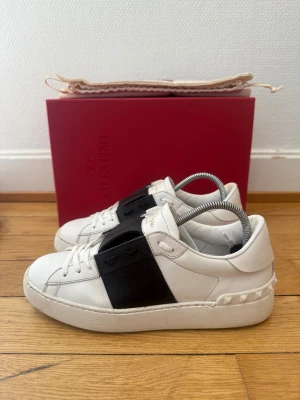 Valentino open sneakers  - Säljer nu dessa fina valentino skor | Skorna är i super fint skick | Storlek 37,5 | Kommer med box och dustbag |