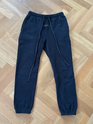 Essentials sweatpants - Essentials mjukisbyxor i storlek xs. Finns matchande hoodie. Kontakta för fler bilder.