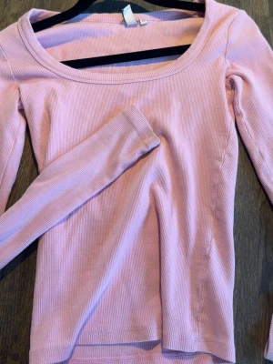 Rosa långärmad - Fin ribbad roaa låmärmad med u-ringning💕 färgen är mer som på andra bilden. Säljer då den aldrig kommit till användning 🩷