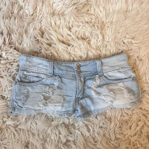 J7 Superlågmidjade jeanshorts  - SE MASSA FLERA LÅGMIDJADE SHORTS PÅ MIN PROFIL! Midja ca 41 cm rakt över 