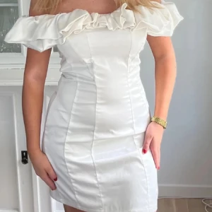 Studentklänning  - Vit offshoulder klänning perfekt till student eller andra sommarfiranden!🌸 aldrig använd endast testad ☺️