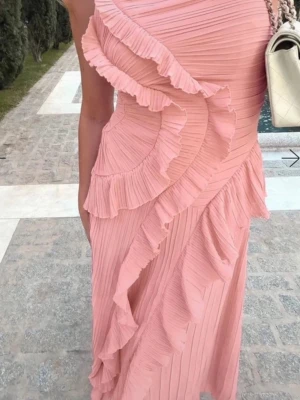 Ljusrosa långklänning med volanger - Superfin ljusrosa långklänning från NAKD som är HELT slutsåld på hemsidan!!! Helt ny med prislappar!!