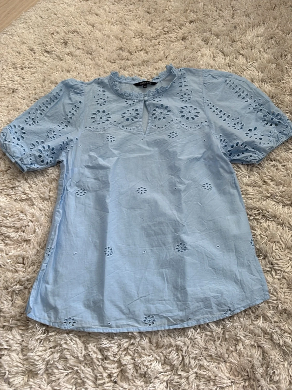 Ljusblå blus med broderade detaljer