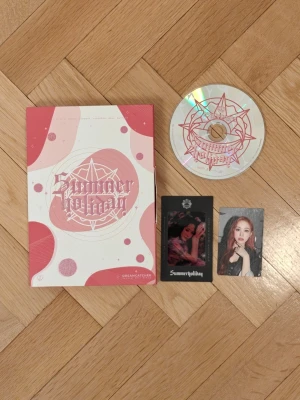 DREAMCATCHER Summer Holiday Kpop Album - Kommer med det på bilden, dvs photocard inkluderat :)