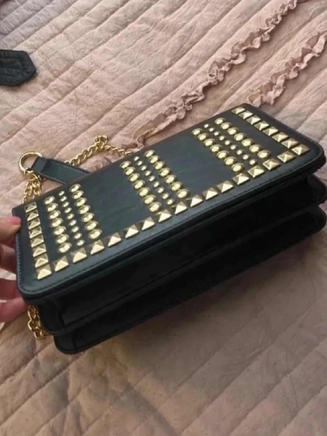 Svart axelväska med nitar och kedja - 2