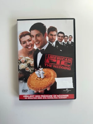 American Pie: The Wedding DVD - Succéfilmen och älskade komedin ”American Pie: The Wedding" på DVD. Innehåller 25 minuter med nya scener. Bonusmaterial inkluderar "Suffer Berättar", bortklippta scener, hemgjord bröllopsvideo, "Hollywood dagbok", kommentarer mm. Fint skick!
