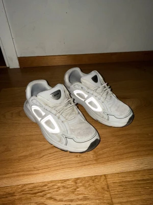 B30 Sneakers  - Säljer ett par vita sneakers med snygga reflexdetaljer på sidorna. Skorna är i väldigt bra skick men bara lite smutsiga vilket enkelt går att tvätta bort! Pris kan diskuteras vid snabb affär 