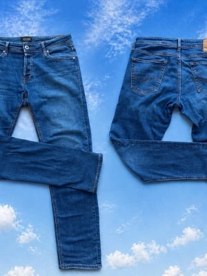 Blå slim/Glenn jeans från Jack & Jones - Ett par jack&jones jeans i färgen blå uppe till salu, skick 9/10 knappt använd, inga defekter, dessa är i storlek w30 l32, style: slim/glenn, ny pris 799 mitt pris endast 329, skriv dm om ni vill ha svar/bilder!🚨