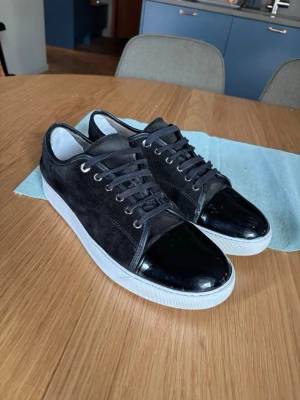 Lanvin - Ett par svarta snygga lanvins i storlek UK10 som motsvarar storlek 44. Bra glans på sko toppen. Perfekt inför sommaren. Om du har några frågor så skriv