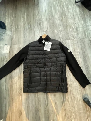 Svart dunväst från Moncler - Snygg svart cardigan från Moncler med nfc skann den är helt ny säljer pga den var för stor på mig 