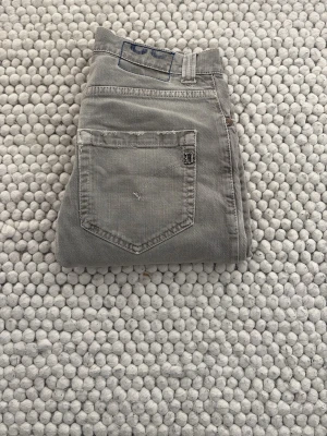 Dondup jeans  - Väldigt fint skick, ny sydda i skrevet, storlek w32, extremt unika!
