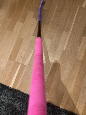 Unihoc Carbskin innebandyklubba - Säljer en Unihoc Carbskin Classic Red Edition innebandyklubba. Det sitter ett ice purpel blad på och en ganska ny rosa kh grip 900kr är mitt pris 