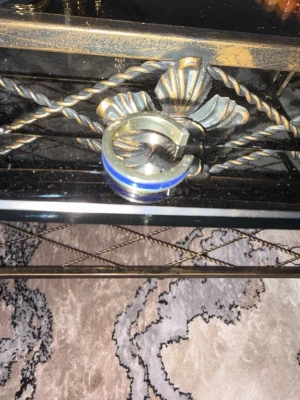 Guld ring från Isadora - Snygg guld ring från Isadora med en bred blå detalj på ovansidan. Ringen har en öppen design och är tillverkad i metall med en blank finish. Perfekt accessoar för att lyfta din outfit.