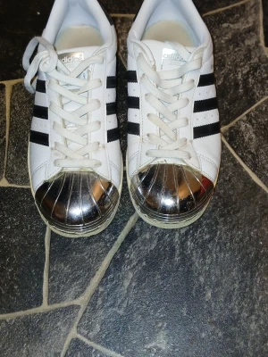 Adidas skor Snekers  - Väldigt fina Adidas Snekers Storlek 38. Väldigt fint Skick.