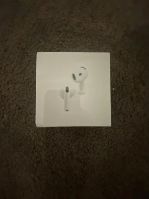 Helt nya airpods gen 4 - Säljer dem för att jag fick dem i en present men jag har redan ett par airpods som jag använder