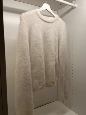 Vit fluffig mohair tröja - Mysig vit stickad tröja i mohair. Från Hm och i storlek S. 💕