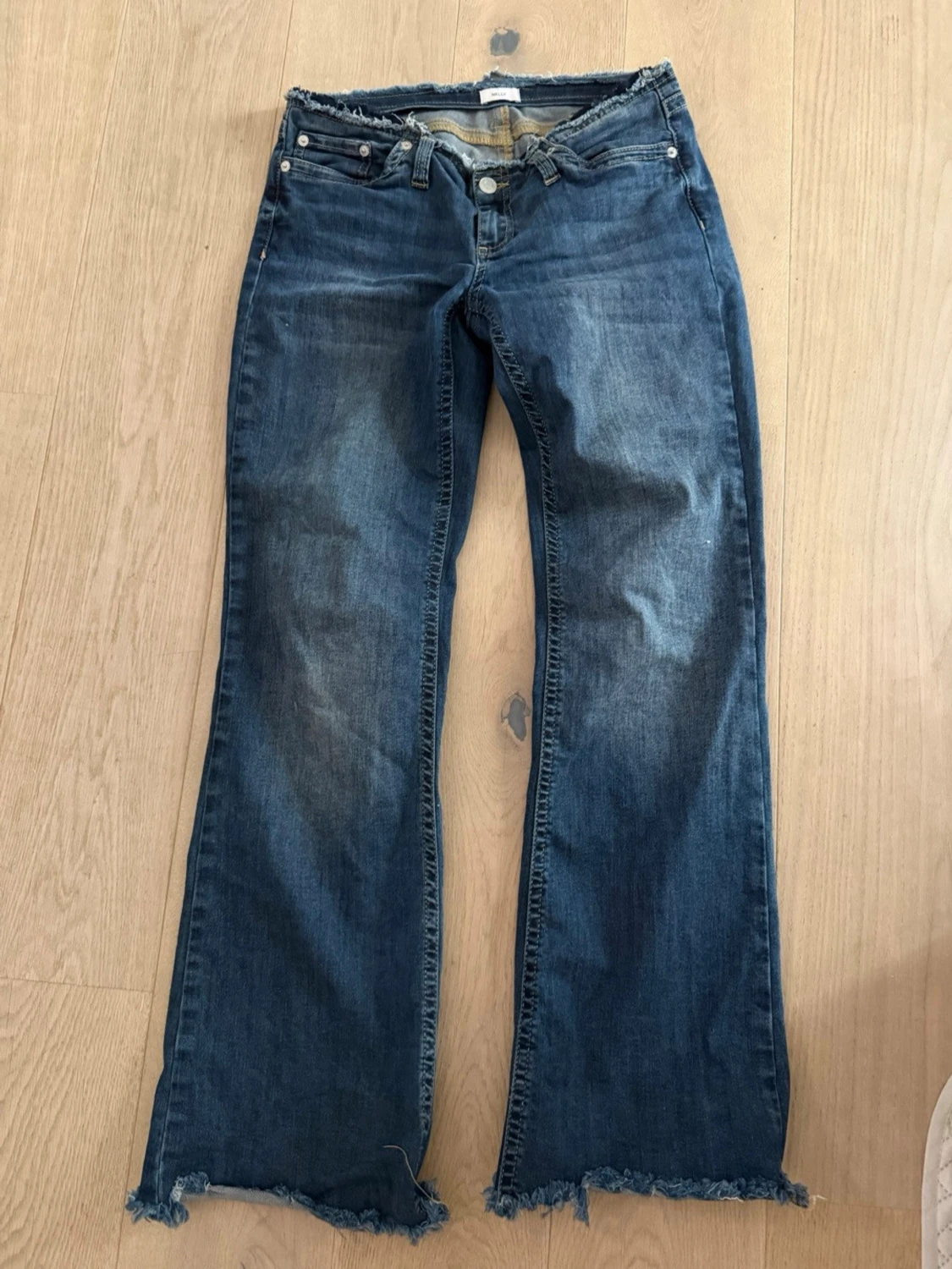 Blå bootcut jeans med råa kanter - 1