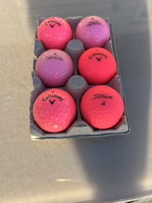 Rosa Mix. 6 pack. A-B klass - Rosa mix av bollar från märkena: Crystal, Callaway och Titleist. Riktigt fint skick på dem. Bra för dig som gillar att spela när det är lite mörkare och vill se din boll helt enkelt. Hör av dig vid ev frågor!👊