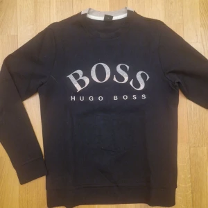 BOSS Tröja - Säljer en helt ny BOSS tröja. Testad 1 gång enbart. Nypris 1200 kr. Storlek Xs men passar S