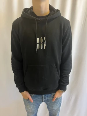Svart hoodie från Dondup - Tjena! Säljer denna snygga Dondup Hoodie i svart. Storlek M.                                                         Ny pris: ca 4000kr.                                                      Säljs för 999.                                                            Hör av er vid frågor eller funderingar! 