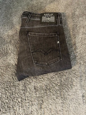 Svarta Replay jeans - Snygga svarta jeans från Replay med klassisk femficksdesign och raka ben. Jeansen har diskreta sömmar, svart tvätt och Replay-logga på bakfickan samt vid framsidan. Tillverkade i mjukt denimtyg som ger en skön passform. Modellen är anbass. Endast använda ca 3 gånger. Kvitto finns☺️