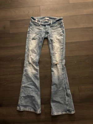 Ljusblå bootcut jeans med slitningar från gina 14+ tall - Säljer ett par blåa jeans från gina 14+ o XS Tall. Endast använd 1 gång. Säljer då dom inte kommer till användning. Är i xs tall, bra längd för mig som är 167 lång