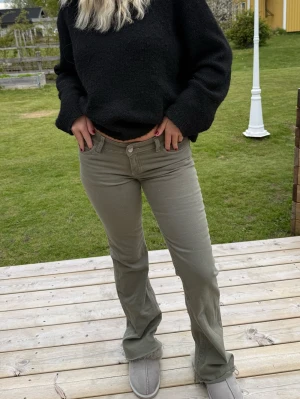 Gröna Nelly jeans  - Säljer mina gröna bootcut jeans med vita sömmar ifrån Nelly! Super fina men börjar tyvärr bli lite för tajta. Aldrig kommit till användning💓