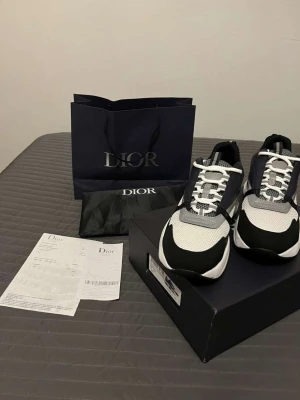 Dior B22 sneakers svart/vit - Säljer ett par Dior B22 sneakers i svart, vitt och grått. Seljer dom sprillans nya pågrund av att dom inte passade mig. Pris kan diskuteras vid snabb affär.