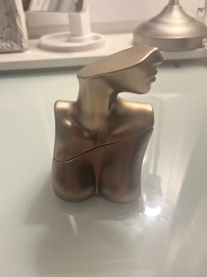 Billie Eilish parfym - Säljer min billie eilish parfym 100 ml. Nästan helt full, syns på bilden hur mycket som är kvar. Säljer eftersom den inte kommer till användning