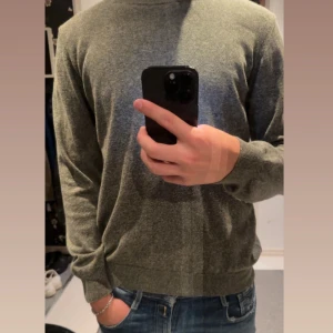 Oscar Jacobsson sweatshirt  - Riktigt snygg sweatshirt från Oscar Jacobsson. Perfekt till kallare dagar på sommaren och kvällar då den inte är för varm. Ny pris 1200 kr. Jätte bra skick! Lite för liten därför jag säljer.