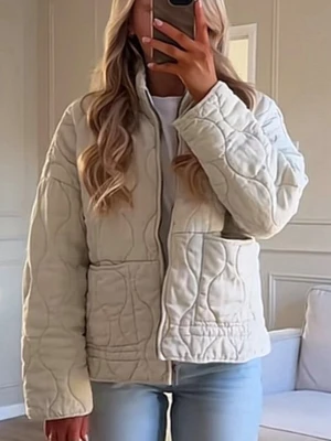 Vit quiltad pufferjacka - Är storlek M men passar S fast lite oversized Stilren vit pufferjacka med quiltad design och hög krage. Jackan har dragkedja framtill och stora fickor på sidorna. Perfekt för kyligare dagar och ger en trendig look till din outfit.