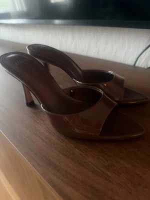 Bruna klackpumps från Mango strl 35 - Bruna klackar från Mango strl 35. Aldrig använda