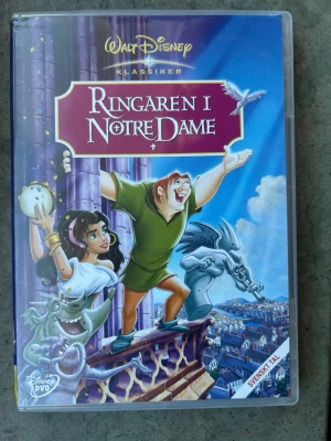 Ringaren i Notre Dame dvd - Ringaren i Notre Dame, Walt Disney Klassiker. Text: Svenska, Finska, Isländska, Engelska. Speltid: 87 minuter. Produktionsår: 1996. Region 2. Bildformat: 16:9, 1.85:1. Ljud: Dolby Digital 5.1.   Finns på språk: Svenska, Finska, Isländska, Engelska  OBS!! skivorna är begagnade så det kan förekomma repor/hairlines på skivorna, men då jag kollar igenom alla filmer jag säljer garanterar jag att alla funkar felfritt om inget annat står! :)  Filmen har ett litet hack precis i slutet