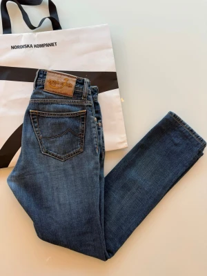 Jacob Cohën Jeans Äkta - Tja, säljer dessa feta Jacob Cohën jeans i topp skick, perfekt till sommaren. Passar om man väger upp till 70 kg och är runt 165-176 lång. Skriv för frågor funderingar och eventuella bilder