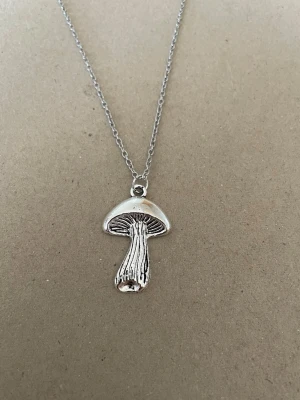 Halsband svamp - Min dotter och ja pysslar/ gör smycken som hobby.   Kedja 50cm rostfritt stål  Berlock : zinklegering  Bud accepteras inte