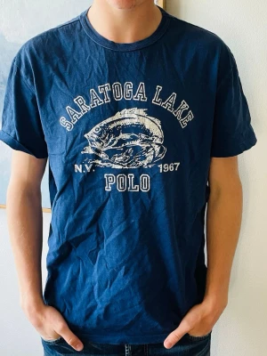 Ralph lauren t shirt - Snygg Ralph lauren t shirt! Modellen på bilden är 190 och väger 85. Vid köp av fler erbjuder jag alltid rabatt😊