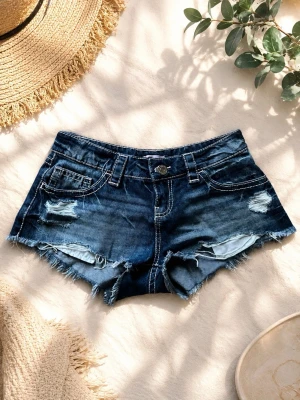 Low waist jeans shorts Gina tricot - Slutsålda jeans shorts som är perfekta för sommaren!! Bekväma, trendiga och enkla att matcha med allt från linne till oversized skjorta. Ger en avslappnad men samtidigt snygg look. Aldrig använda! Skriv vid fler frågor <3