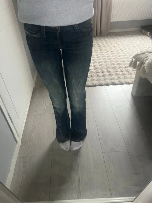 Mörkblå bootcut jeans från weekday - Säljer ett par mörkblå bootcut jeans från weekday i storlek 25/30. 