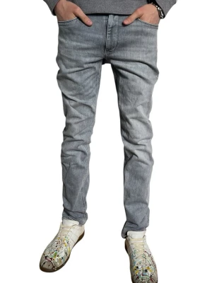 Jack & Jones jeans - Galet feta Jack & Jones slim/Clark jeans. W28 L32. Sitter true to size men kan stretchas upp til W30. Använda några gånger, alltså i mycket bra skick fortfarande. Nypris 950kr. Hem fritt från rökning, husdjur och skadedjur!✅Fraktar inom 24 timmar efter köp. Checka gärna profilen för liknande jeans, samfraktar gärna! Hör av er vid frågor! MVH