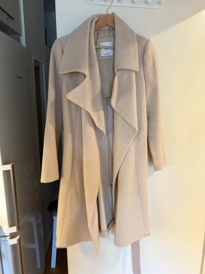 Kappa - Säljer en beige kappa från Mango i strl S. Använd endast ett fåtal ggr.💕💕